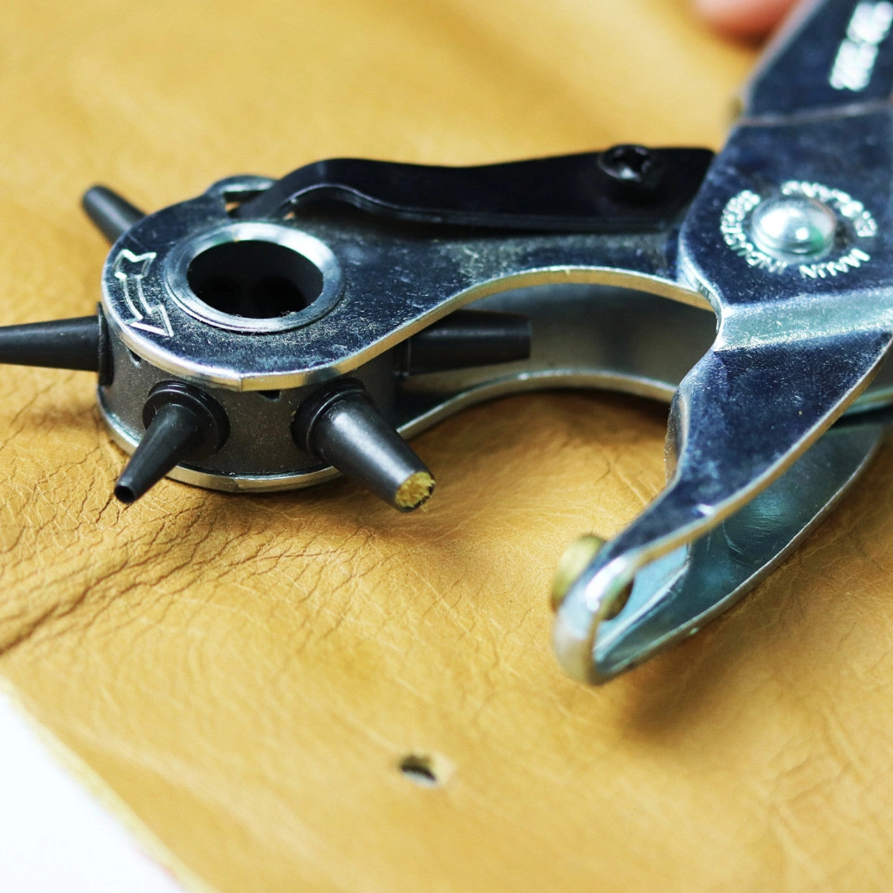 6 PUNCH SIZES, ONE VERSATILE TOOL. DESIGNED BY MAUN TO MAKE EVERYDAY HOLE PUNCHING EASY